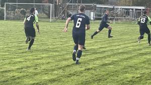 Von links Kevin Langrock (Steeden) Marius Frink, Waldemar Kelm und Ian Stephan, orientieren sich nach einem Einwurf zum Ball.